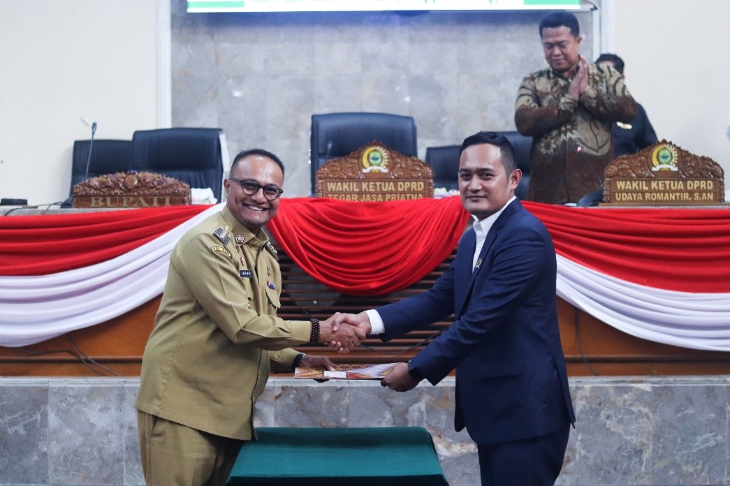 Rapat Paripurna DPRD Subang Tetapkan Dua Raperda Tentang Penyusunan Produk Hukum dan Penyelenggaraan Pendidikan