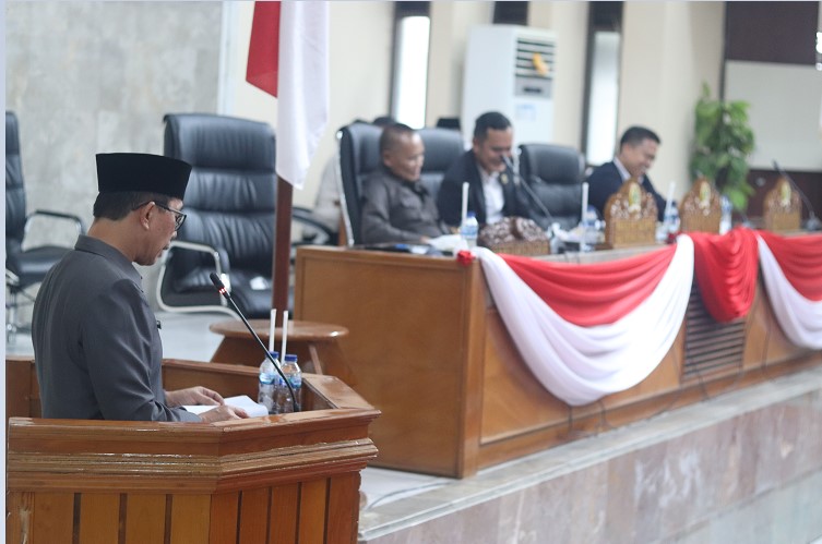 Rapat Paripurna DPRD Subang, Sekretaris Daerah Sampaikan Tanggapan Bupati atas Pandangan Umum Fraksi-Fraksi